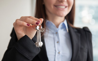 Чи зобов’язаний роботодавець надати житло домашньому працівнику: що каже закон і договір