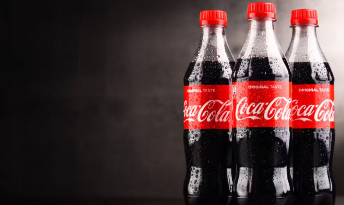 Мужчина проглотил стекло с напитком Coca-Cola — как суд наказал компанию