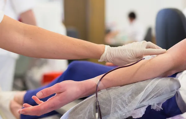 Працівник здав кров: як оформити оплачуваний день відпочинку