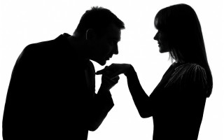 Суд Испании оштрафовал мужчину на 1620 евро за поцелуй руки женщины без ее согласия