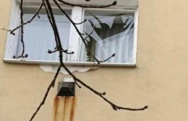 Из-за атаки РФ в Шостке повреждено здание налоговой: отделения в трех городах не работают, фото