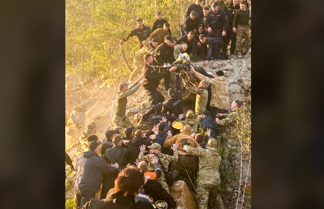 На Рівненщині врятували 10-річного хлопчика, який упав у кар’єр і провів там майже добу, фото