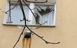 Из-за атаки РФ в Шостке повреждено здание налоговой: отделения в трех городах не работают, фото