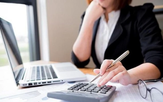 Прибавки и оздоровительные выплаты: когда отказ работодателя является нарушением