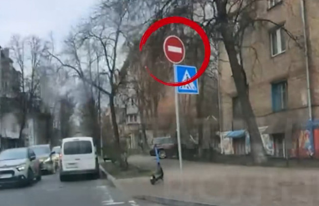 У Києві покарали водія, який порушив вимоги знаку «В’їзд заборонено» — відео