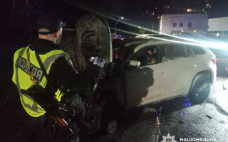 Вечірні вибухи на Борщагівці – у Києві погоріли авто