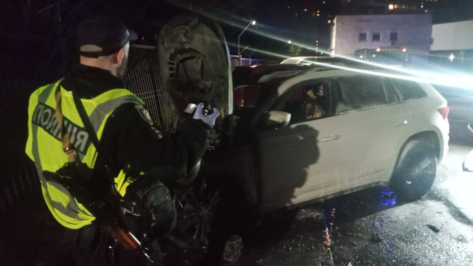 Вечерние взрывы на Борщаговке – в Киеве сгорели автомобили