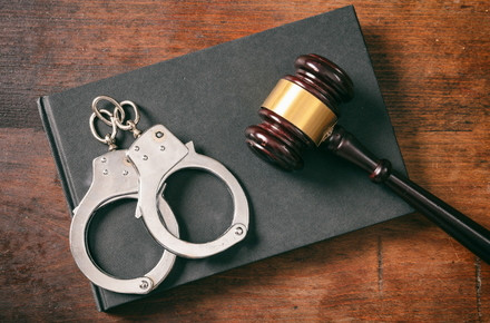 Ніж «випадково» вийнявся і розкрився – на Дніпропетровщині судили чоловіка за замах на вбивство працівника ТЦК