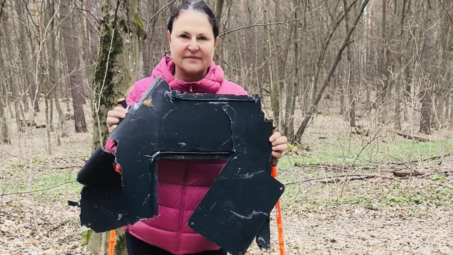 Посол ЕС в Украине Катарина Матернова нашла обломок «Шахеда» во время прогулки в лесу