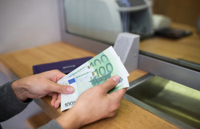 Украинцам разрешили накапливать валюту на счетах для оплаты лечения за рубежом