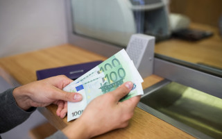 Украинцам разрешили накапливать валюту на счетах для оплаты лечения за рубежом