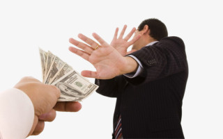 Лишь 18 из 100 украинцев столкнулись с коррупцией в Украине в прошлом году: что изменилось и где стало лучше