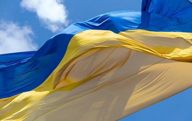 В Литве мужчина похитил флаг Украины из государственного здания и повредил автомобиль семьи украинских беженцев — какое решение принял суд