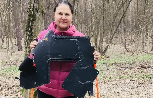 Посол ЄС в Україні Катаріна Матернова знайшла уламок «Шахеда» під час прогулянки в лісі