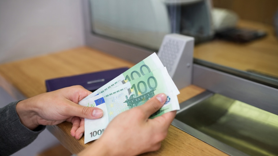 Українцям дозволили накопичувати валюту на рахунках для оплати лікування за кордоном