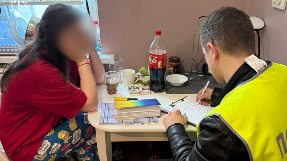 В Киеве разоблачили женщину, которая предлагала работу по бронированию, брала предоплату и прекращала общение