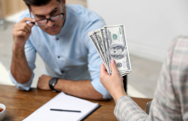 Після розлучення чоловік вимагав поділити $19 тисяч, які дружина відкладала з його зарплати: однак суд вирішив по-іншому