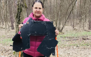 Посол ЕС в Украине Катарина Матернова нашла обломок «Шахеда» во время прогулки в лесу