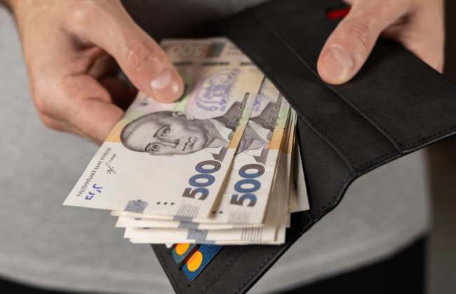 В Украине начали выплаты по 1500 грн для пенсионеров и граждан: кто получит деньги в апреле