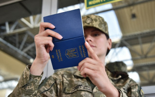 Мужчину не выпустили за границу с женой с инвалидностью из-за «сомнительного брака»: апелляция стала на его сторону