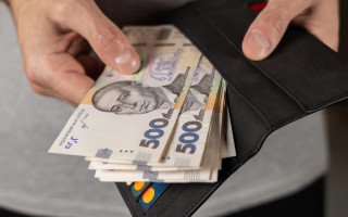 В Україні розпочали виплати по 1500 грн для пенсіонерів та громадян: хто отримає гроші у квітні