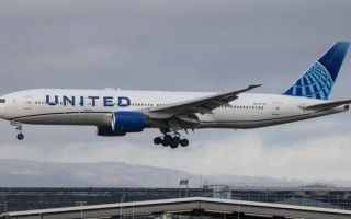 У Парижі пасажирський літак не зміг приземлитися через феєрверки і пішов на друге коло