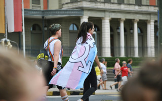 У США звільнили вчительку, яка сказала батькові, що його донька хоче змінити гендер: справа дійшла до суду