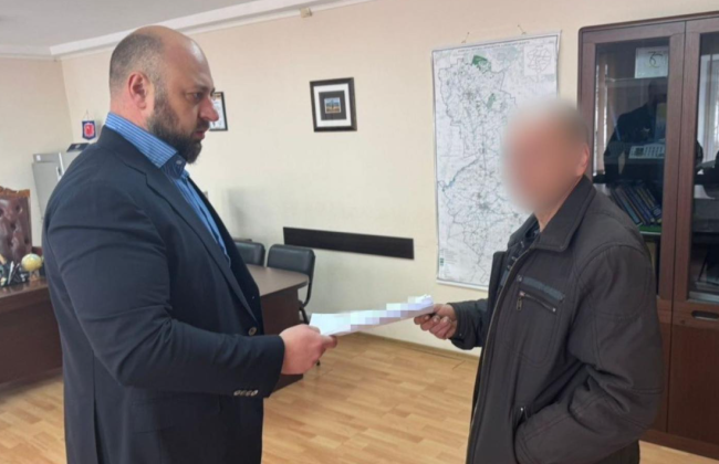 На Харьковщине 16-летняя девушка родила ребенка от родного отца — мужчине сообщено о подозрении