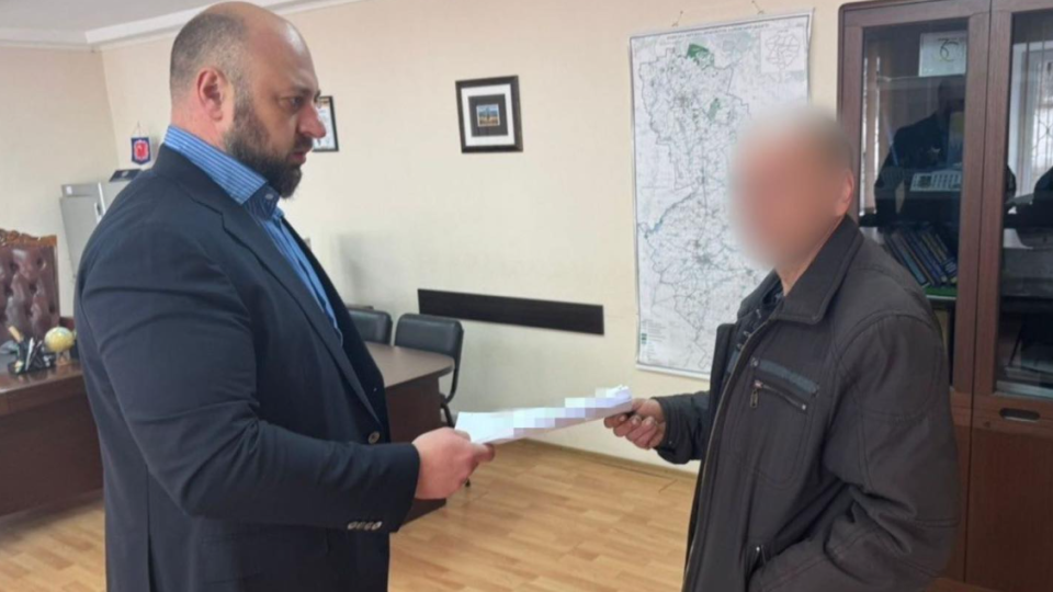 На Харьковщине 16-летняя девушка родила ребенка от родного отца — мужчине сообщено о подозрении