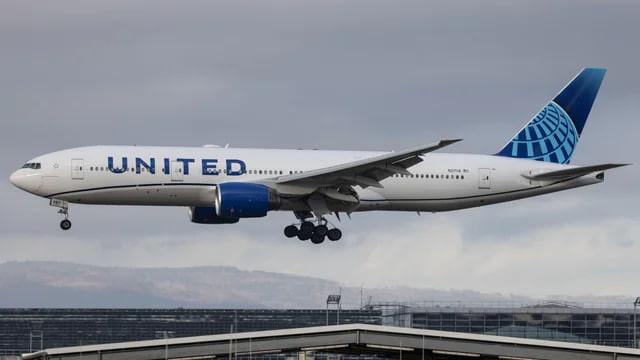 У Парижі пасажирський літак не зміг приземлитися через феєрверки і пішов на друге коло