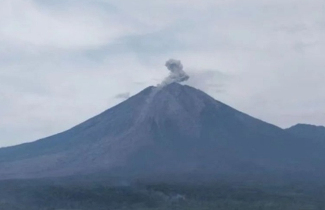 В Індонезії відбулося виверження вулкана Дуконо, відео
