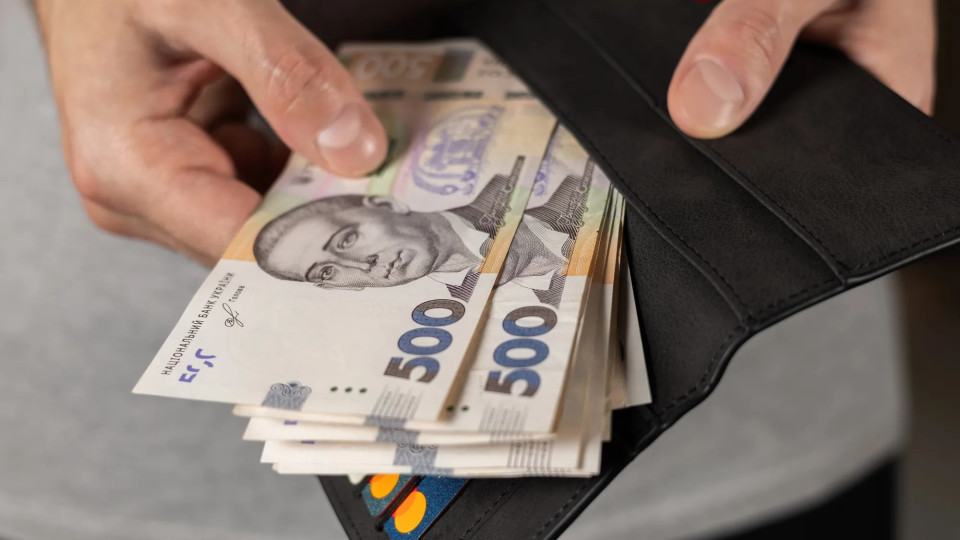 В Украине начали выплаты по 1500 грн для пенсионеров и граждан: кто получит деньги в апреле