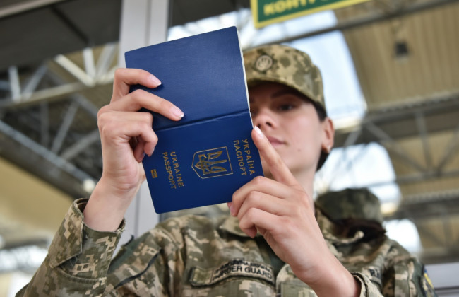 Мужчину не выпустили за границу с женой с инвалидностью из-за «сомнительного брака»: апелляция стала на его сторону