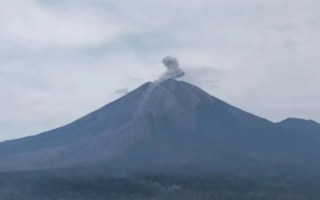 В Індонезії відбулося виверження вулкана Дуконо, відео