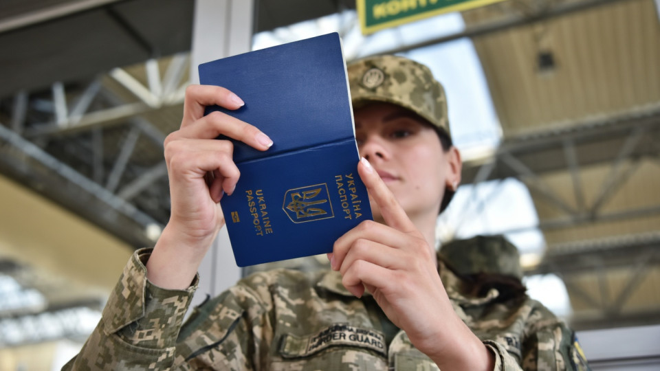 Мужчину не выпустили за границу с женой с инвалидностью из-за «сомнительного брака»: апелляция стала на его сторону
