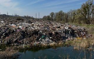 В Ирпене обнаружили опасную свалку у реки — дело в суде, фото