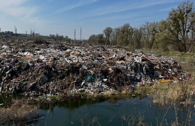 В Ирпене обнаружили опасную свалку у реки — дело в суде, фото