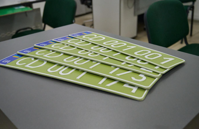 В Украине появились оливковые номерные знаки — кому их выдают, фото