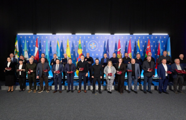 Купянск, Староконстантинов, Сумы — города-герои: Владимир Зеленский вручил почетные награды общинам