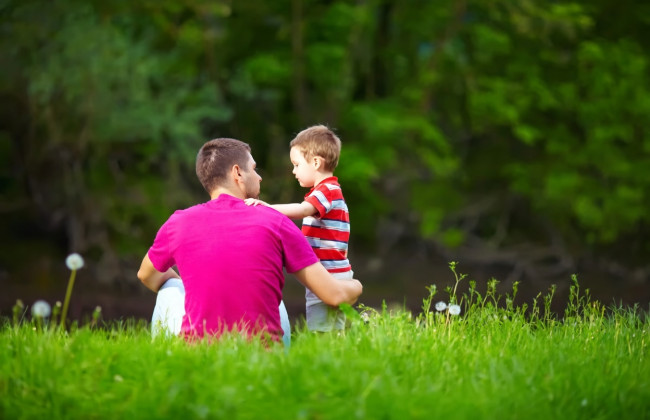 Чоловік виїхав за кордон і роками не спілкувався з дитиною: чи достатньо цього для позбавлення батьківських прав