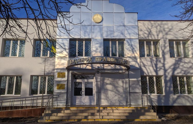 Мужчина оправдывал поджоги авто военных «указаниями ИИ»: что решил суд