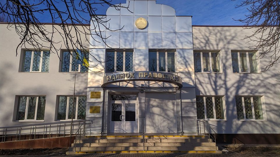Мужчина оправдывал поджоги авто военных «указаниями ИИ»: что решил суд