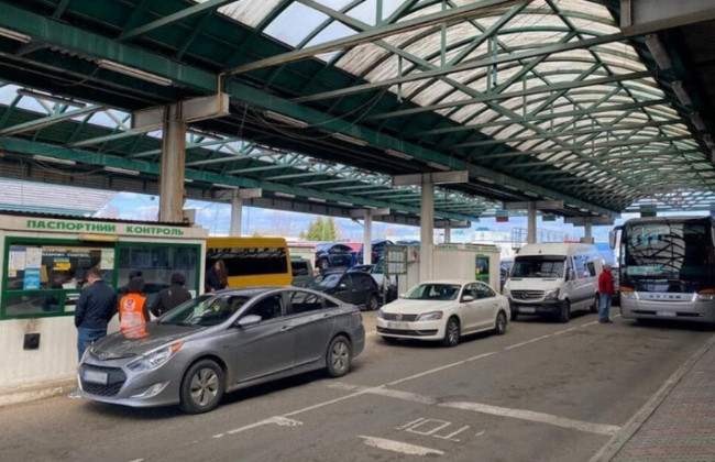 На кордоні з Польщею утворилися великі черги: які пункти пропуску завантажені