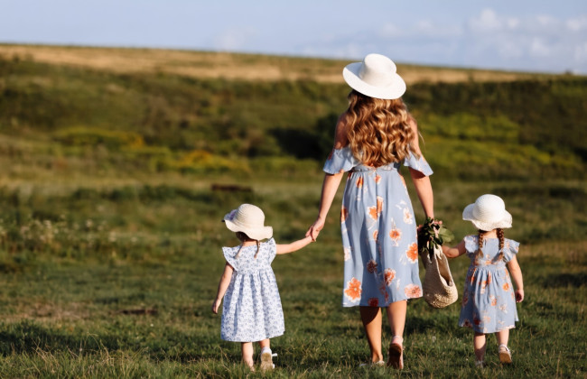 Після зникнення тата на війні дві сестри попросили позбавити матір батьківських прав: чому суд став на іншу позицію