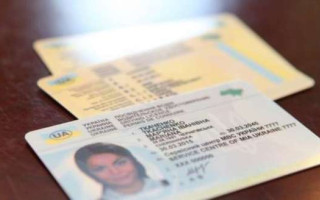 У Дніпрі жінка хотіла поміняти підроблене водійське посвідчення через невірну дату народження – чим все скінчилося