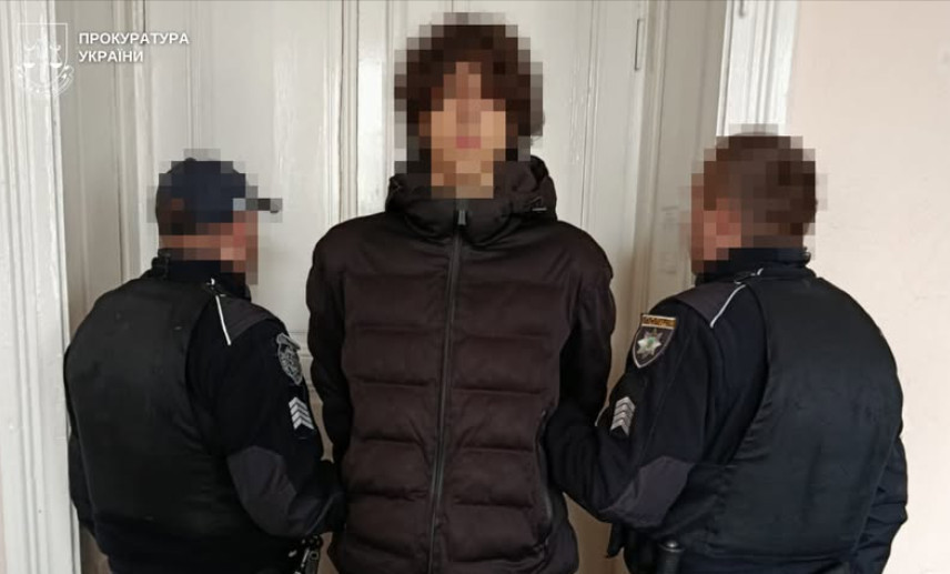 На Львовщине молодой человек жестоко избил мужчину в электричке из-за замечания