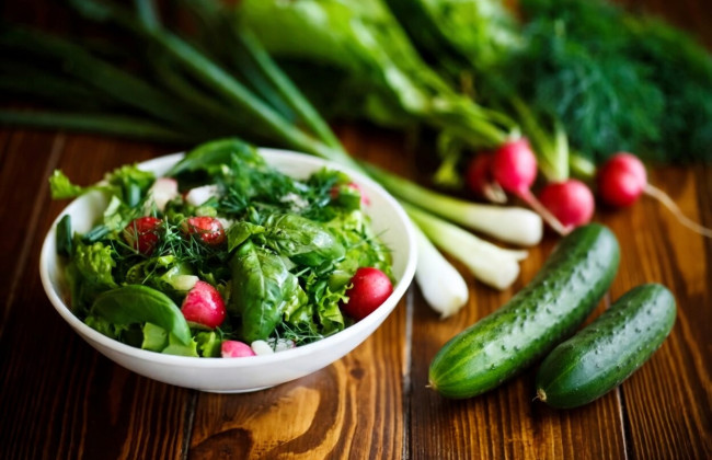 Как правильно выбрать ранние овощи и зелень: советы перед покупкой