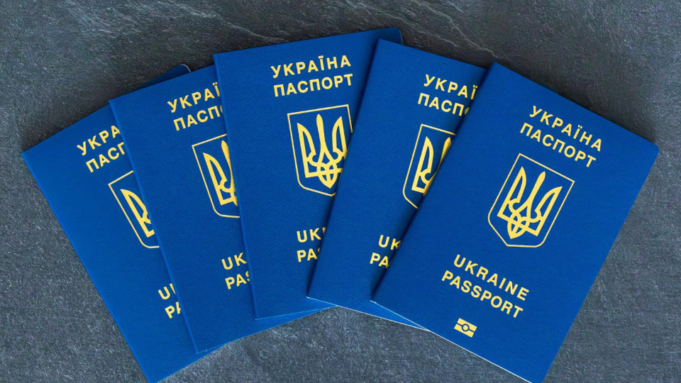 Закордонні паспорти дітей із записами про батьків за старими правилами втратили чинність