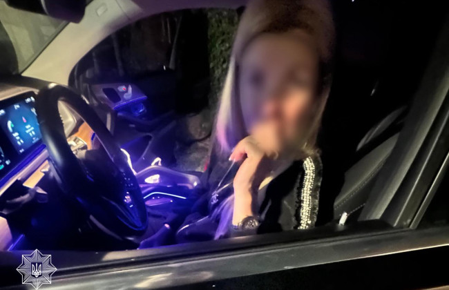 В Ужгороді нетвереза водійка під час втечі від поліції в’їхала в службове авто патрульних