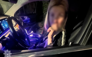 В Ужгороді нетвереза водійка під час втечі від поліції в’їхала в службове авто патрульних
